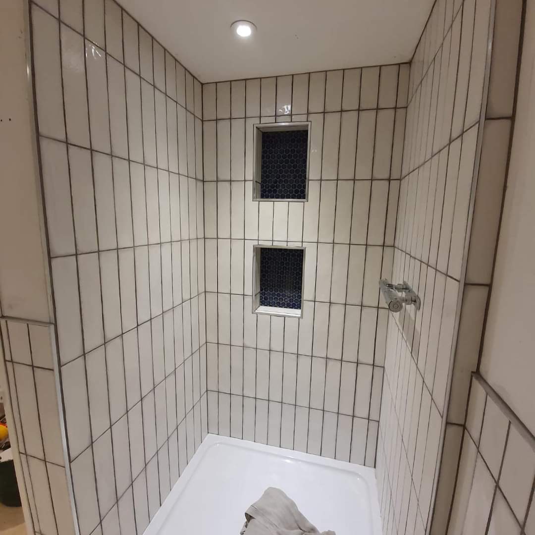 palacechemicals's tweet photo. Wow check out this bathroom refurbishment by Hoffman Tiling, undertaken for leading interior designers, Honey Interior Design! Palace Chemicals adhesive and grout was used in this makeover project! #bathroom #tiling #grout #adhesive #professionalschoice https://t.co/Dc7hRMyPUf