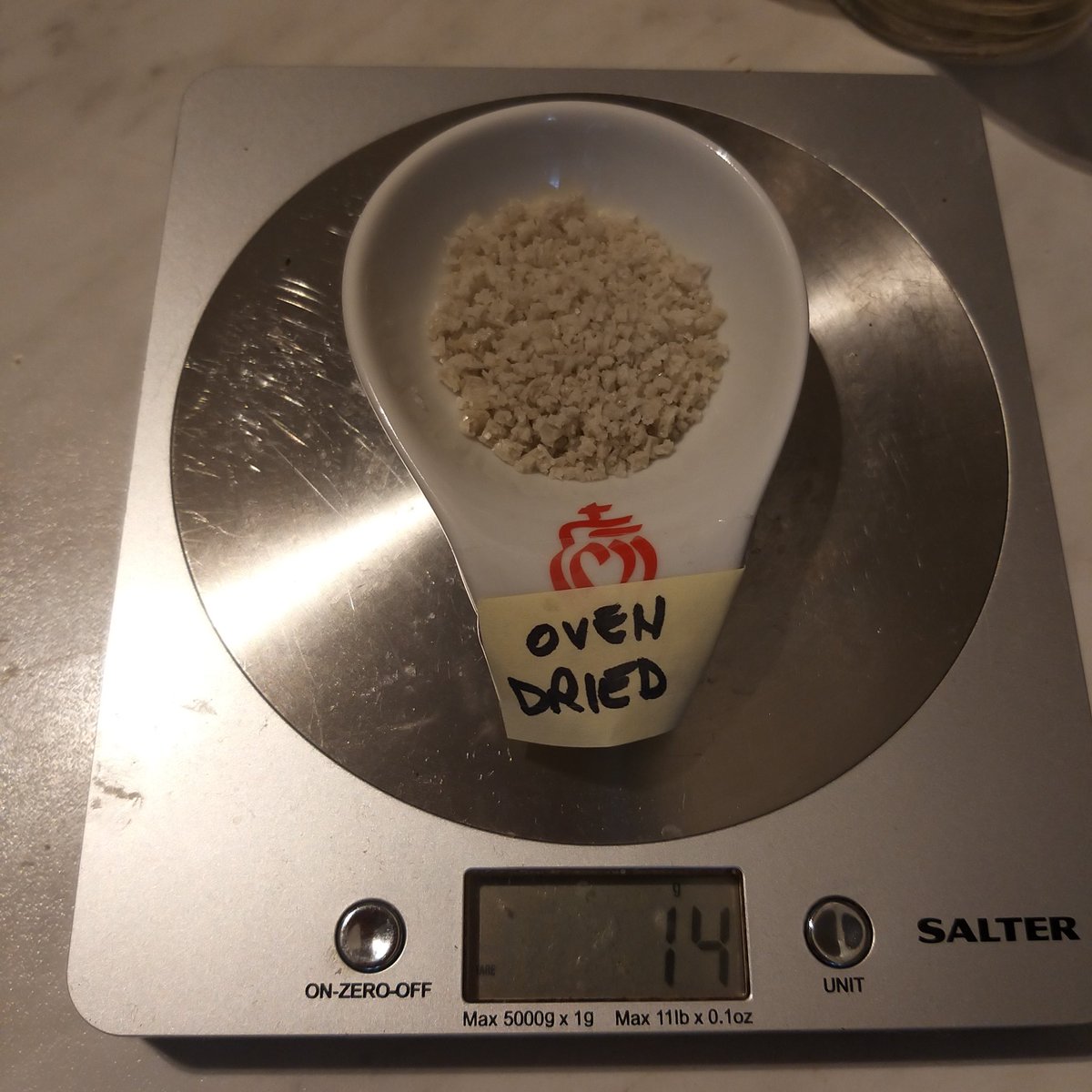 KatKeldeen's tweet photo. Restarting my salt experiment. 1 tbsp Guerande grey sea salt which is harvested and stays moist. I even dried it in a gas mark 2 oven for 30min. Now to let it sit, with a control for a week. What will the deliquescence be? #museumsCM #CUconservation https://t.co/QfYEp6C6vx