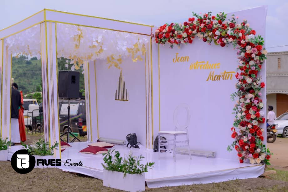 BfivesEvents's tweet photo. About Joan's introduction continued 
#WeRedfineDecor #WeRedfineEvents
#Gazebo
#mikolo
#Ugandantradionalweddings
#Kwanjula 

/3 https://t.co/0g9HNRYGkr