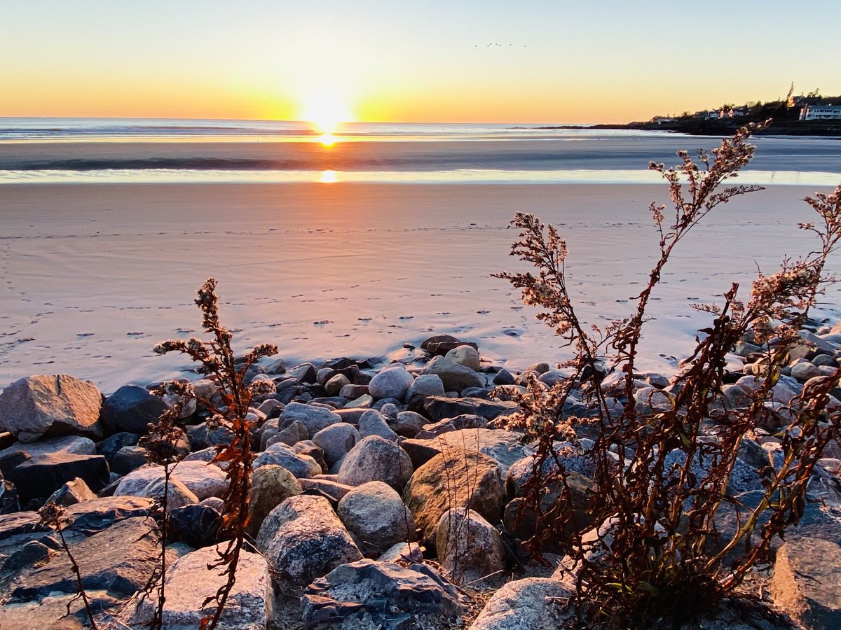 WGME's tweet photo. Good morning, Maine! ☀️ What a stunning sunrise over Ogunquit this morning! (📸: @rick03907) #MyMaine https://t.co/cIYpmZhxuy