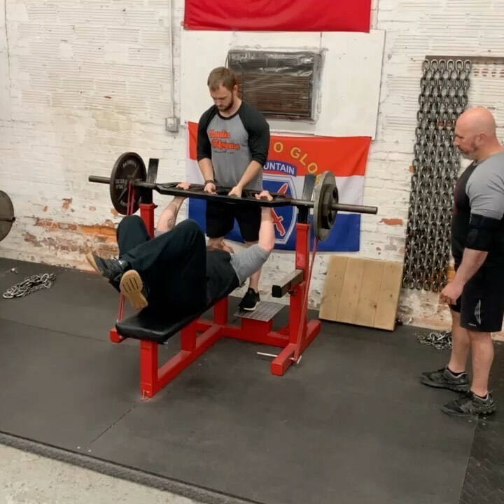 RealMattWenning's tweet photo. Controlled eccentric w pause speed bench!!! This is 185 plus 100 in band with a football bar!!! Can you name the reasons for this setup??? https://t.co/W0ACPunPEI #wenning #benchpress #speedbench #dynamicday #explosivetraining https://t.co/cEm5KPIp5y https://t.co/9oQrNTbGP4