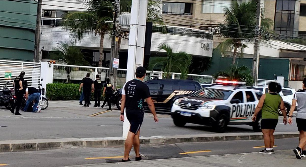 Os Ferreira Gomes acordaram com a PF na porta hoje. Desvio de R$ 600 milhões, escândalo dos consignados, lembram? Envolvidos: Ex- Secretário de Cid da Casa Civil, Arialdo Pinho, Zé do Gás e Bruno Borges.