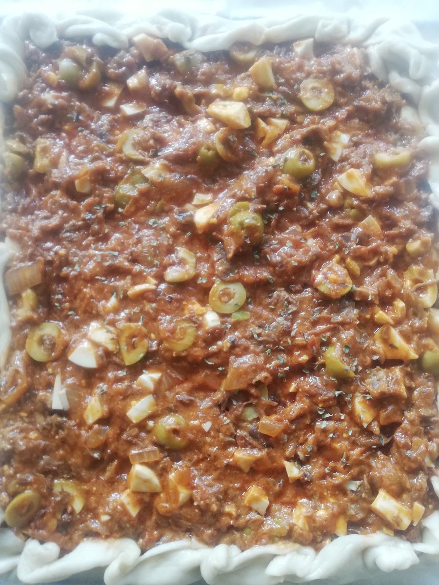 lamarelmar's tweet photo. Haciendo mi primera coca con receta de mi prima Valenciana... Eso sí... El relleno es de aprovechamiento de la carne del cocido montañés y aceitunas y huevos cocidos 😂😂😂😂, mezcla de culturas..... #averquesale 🙄🙄😜😜😜😜😜 https://t.co/2yWEsJWeYi