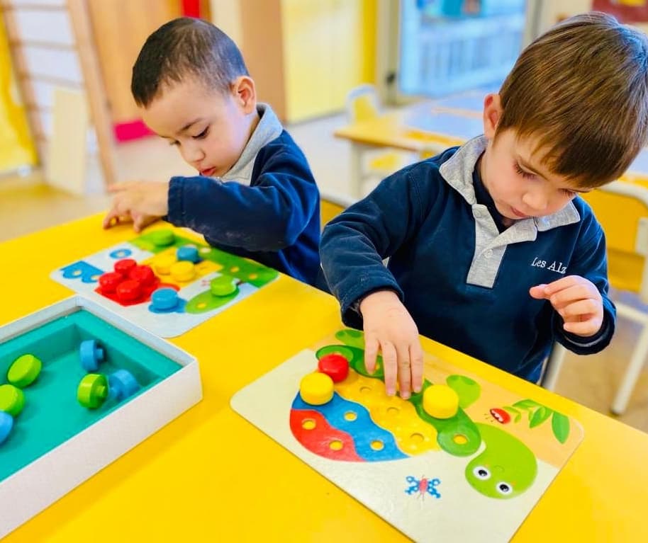 lesalzines's tweet photo. A Llar2 🐥 treballem per ambients desenvolupant la imaginació, la creativitat, la socialització... compartint i jugant amb els companys/es de l’aula! #llarinfants #ambients #psicomotricitatfina #taulallum #jocsimbolic #contes #minimón #experimentacio https://t.co/X1PhtUkbHi
