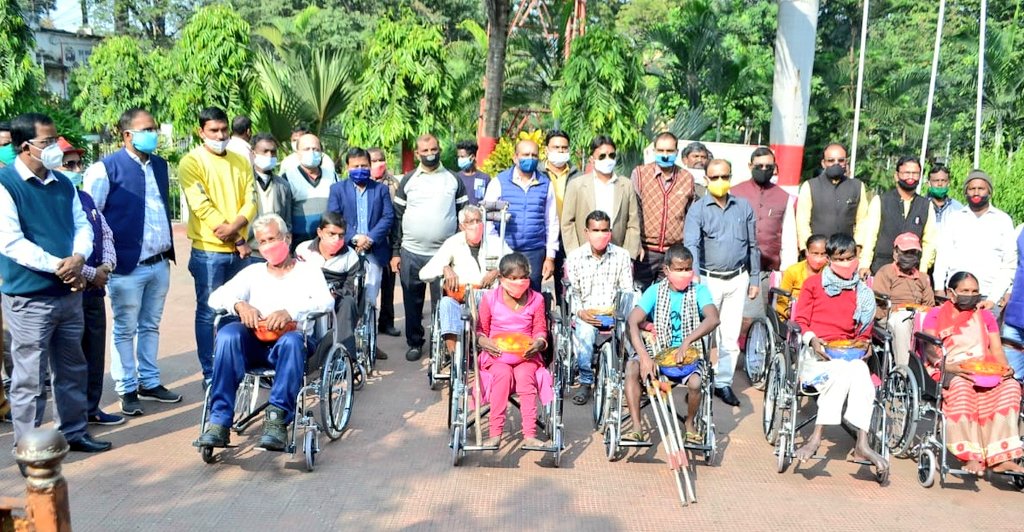 CCLRanchi's tweet photo. #TeamCCL celebrated  #InternationalDayOfPeopleWithDisability 

25 wheelchairs were distributed in Kathara and Dhori Area, among the Divyangs.

#Masks, #Sanitizer and face shields were also provided to all beneficiaries.

#CclCsrInitiative #IDPWD2020 https://t.co/aPuIsRy4PI
