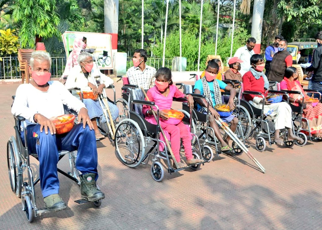 CCLRanchi's tweet photo. #TeamCCL celebrated  #InternationalDayOfPeopleWithDisability 

25 wheelchairs were distributed in Kathara and Dhori Area, among the Divyangs.

#Masks, #Sanitizer and face shields were also provided to all beneficiaries.

#CclCsrInitiative #IDPWD2020 https://t.co/aPuIsRy4PI