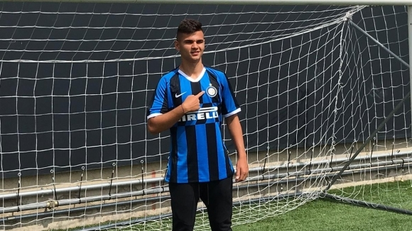  Inter signed Nikola Iliev from Botev Plovdiv for €500K beating off competition from Ajax,  #MUFC and PSG. The 16 year-old is considered to be one of the best football talents to emerge from Bulgaria. The playmaker has excellent technique and great reading of the game.