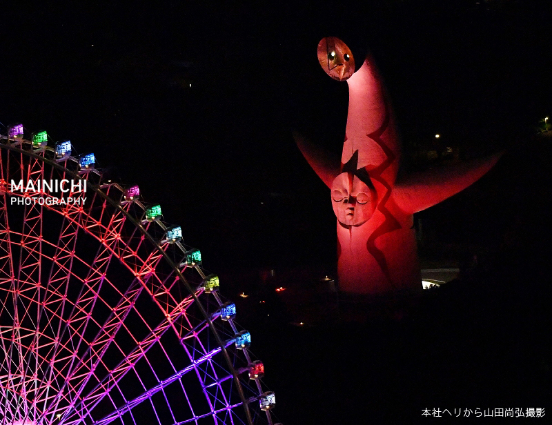 mainichiphoto's tweet photo. 大阪府は3日 #新型コロナウイルス の感染状況などを判断する独自基準「#大阪モデル」で非常事態を示す赤信号を点灯させることを決めました。4日から15日まで全府民に可能な限り不要不急の外出自粛などを求めます。
写真は赤色にライトアップされた #太陽の塔 です。

写真特集https://t.co/fpe4JouXuY https://t.co/XA3AeJD5RA