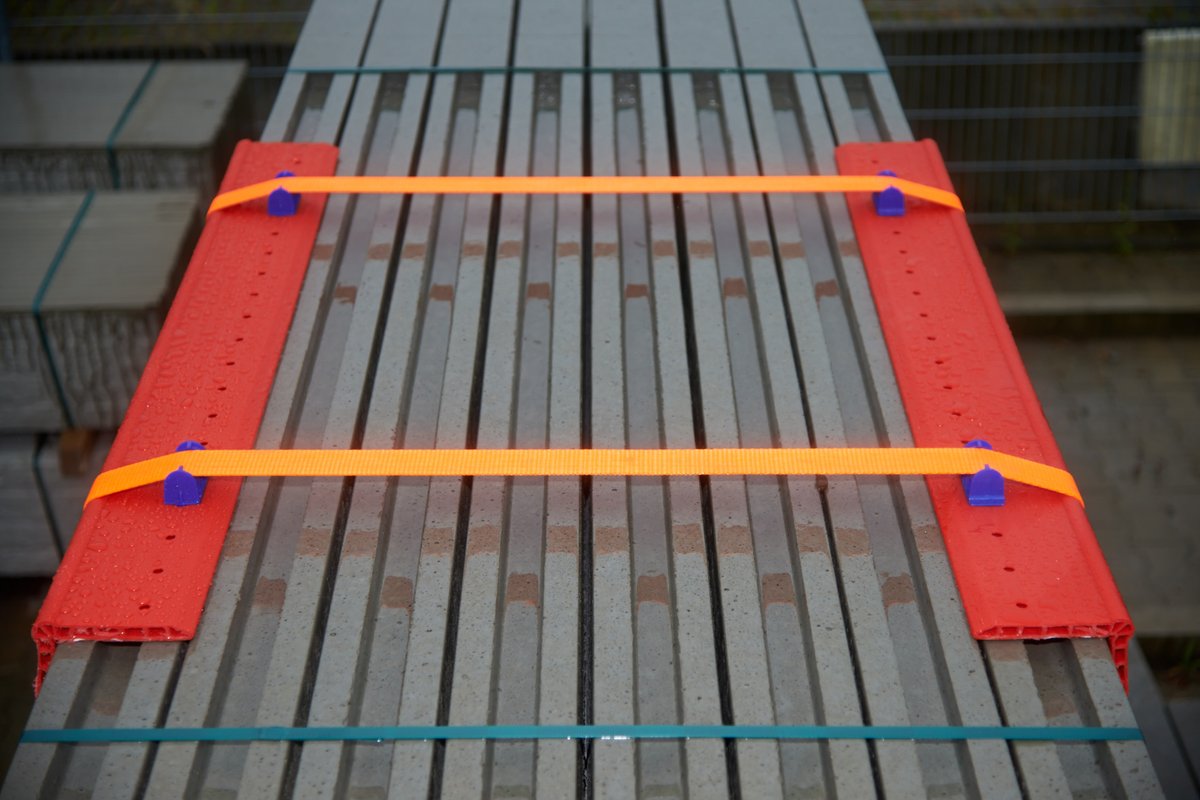 Bei der #Ladungssicherung immer auch an die Formstabilität denken! Folie hält Klinker und Kartons nicht zusammen! SpanSet hat dafür verschiedene #Langkantenwinkel im Sortiment. Einfache Handhabung, großer Nutzen. Zum Schutz von #Ladung und Gurtband.
bit.ly/3pqx2ds