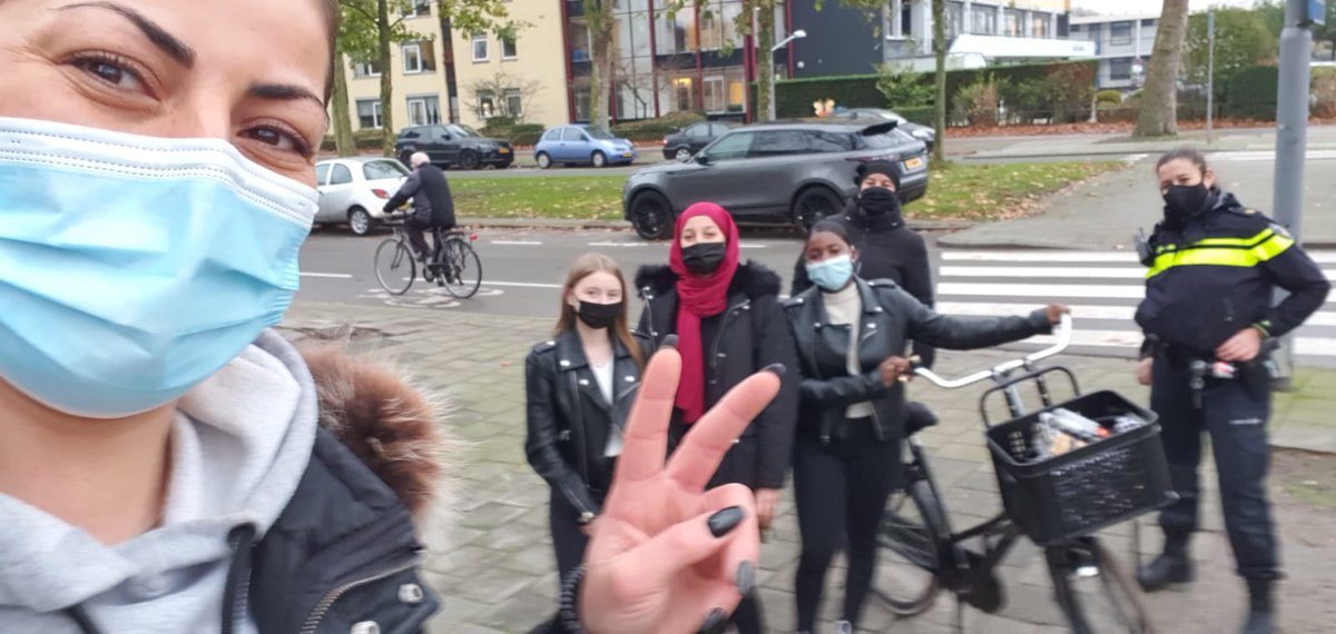 Samen met onwijze moeders is het project naar een hoger niveau getild. 
Onwijze Moeders buurtpreventie is gestart. Met respect voor de coronamaatregelen zijn we naar buiten gegaan en hebben jongeren, wijkbewoners gesproken
#onwijzemoeders #blijfinverbinding #moeders #trots