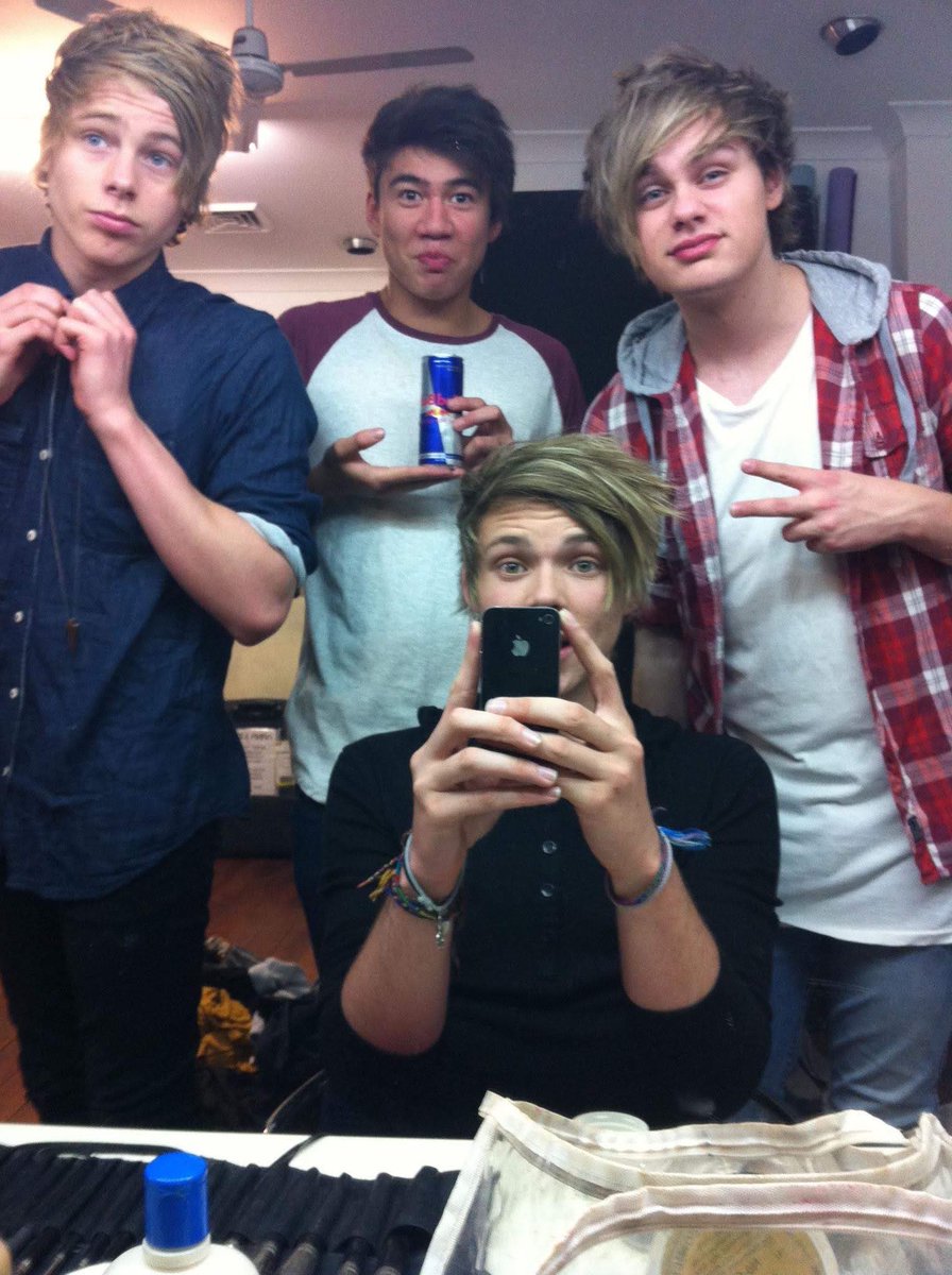 gomezorgocrazy's tweet photo. #9YearsOf5SOS 🥺🥺🥺 https://t.co/QE2sX8A2zF