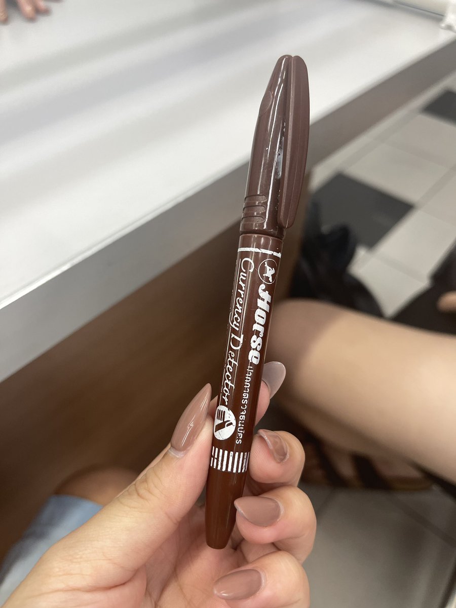 แบงค์ปลอมระบาด โปรด RT ค่ะ ไปหาปากกาอันนี้มาตรวจแบงค์นะคะ ถ้าเป็นแบงค์จริงจะเขียนลงไปไม่ติดค่ะ