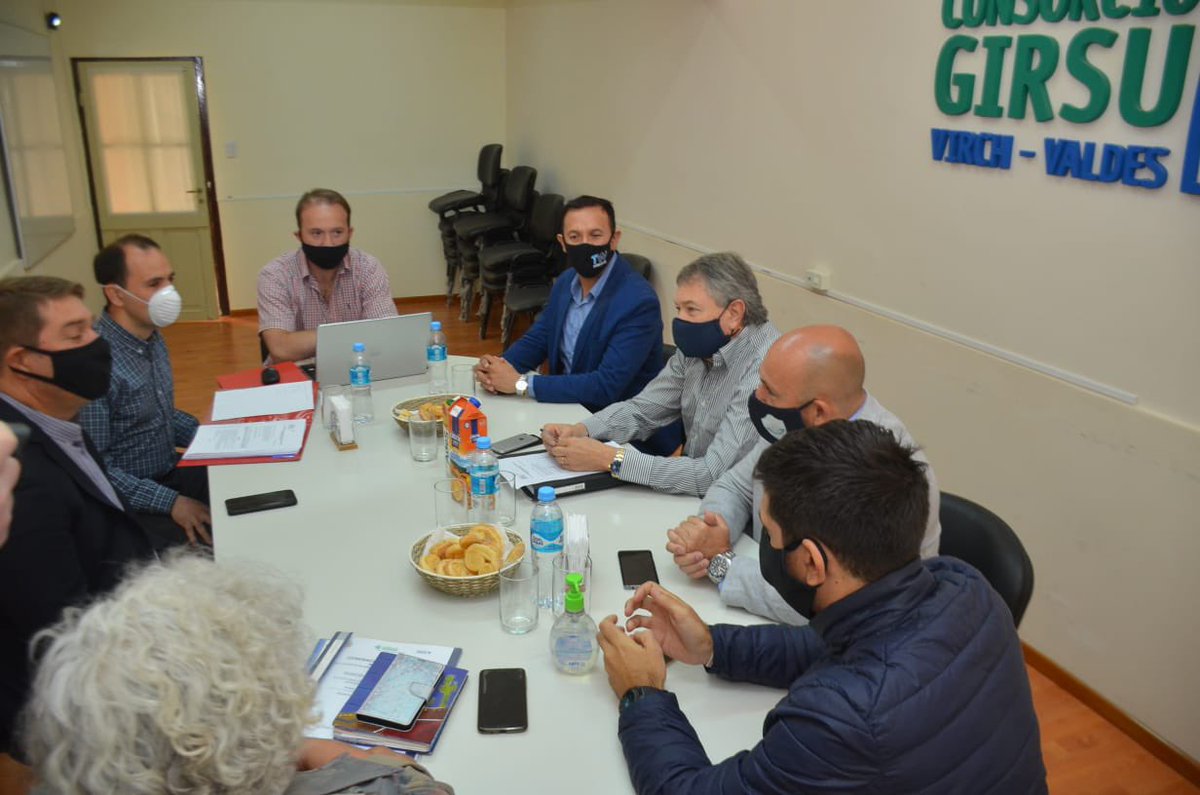 TWAMADERNA's tweet photo. Sobre el cierre de este año 2020, los intendentes de la Comarca nos reunimos para repasar la situación con el GIRSU.
La planificación comarcal genera soluciones a problemáticas comunes y, al margen de la pandemia, hay cuestiones estructurales que no se detienen.
#ComarcaUnida https://t.co/AIqkYyIhh1
