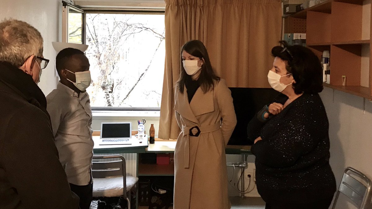 VidalFrederique's tweet photo. En visite ce matin Ă la citĂ© universitaire F. de Croisset dans le 18e arr. de Paris. Jây ai rencontrĂ© les premiers rĂ©fĂ©rents Ă©tudiants annoncĂ©s par le Premier ministre : leur prĂ©sence, apprĂ©ciĂ©e de tous, est indispensable pour maintenir un lien social entre les Ă©tudiants. https://t.co/60UkXtGqp2
