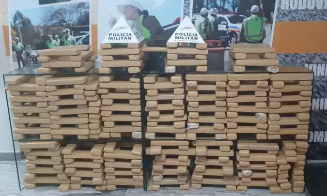 Another fantastic piece of art by the military police of Minas Gerais: beautiful little bridges built between Jenga towers, the careful composition of the artwork lets a police officer sit on a stack of marijuana bricks. A+
