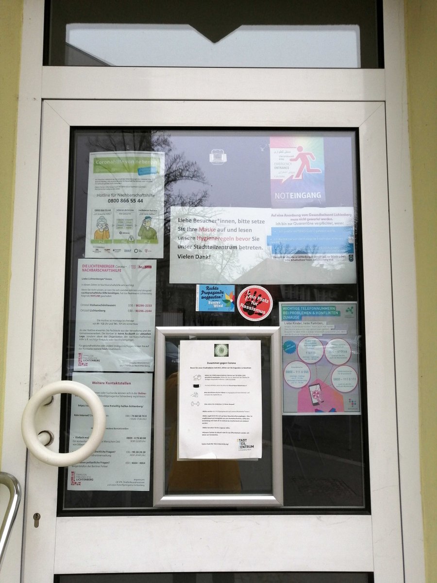 altlichtenberg's tweet photo. Unser Stadtteilzentrum nimmt ebenfalls an der Aktion #NoteingangLichtenberg teil. Seit Wochen haben wir ein großes Poster und ein kleines direkt in der Eingangstür zu hängen und noch mehr wichtige Informationen. #wirmachenNachbarschaft #Lichtenberg https://t.co/vUIrtcsRXv