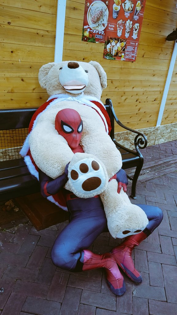 踊るスパイダーマン 疾走 に乗る為にデッドプールにヘルメット で見た目は工事現場にいそうなおじさんです Ww スタッフさん付き添いの元 写真撮影の許可を頂きました ハウステンボス デッドプール コスプレ 疾走 アトラクション