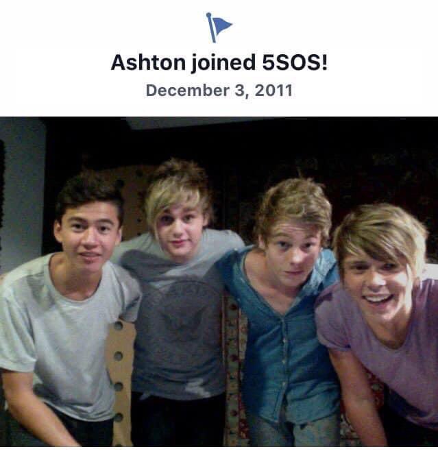 undxrscal's tweet photo. "Una pequeña banda de Sidney puede lograr muchas cosas" sí, chicos, lo lograron #9YearsOf5SOS https://t.co/pOlaCGDMFr