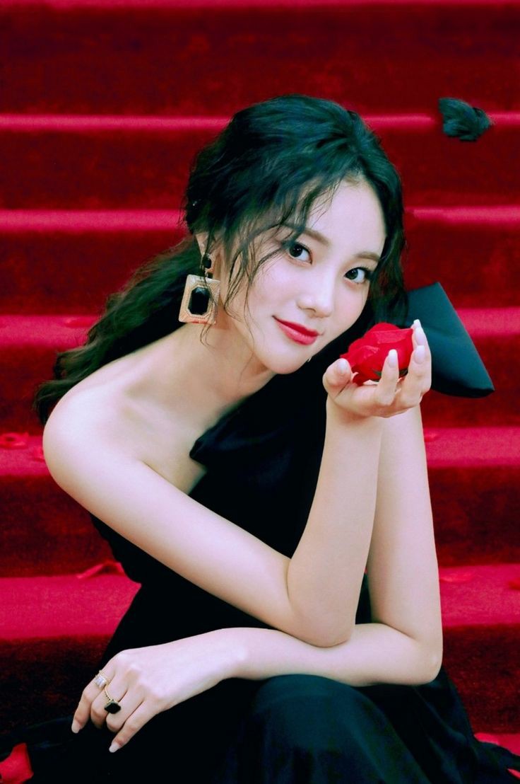 7. Jinsoul as MonaBoth control the water. If Mona can run and swim so fast, Jinsoul can teleport. Mona concect herself with water so she can predict the future?? Jinsoul conncet herself with water, doing a ritual and become a fully powered odd eye circle girl.