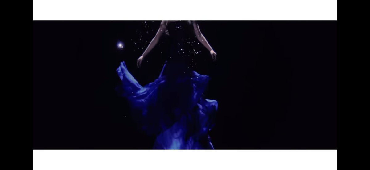 7. Jinsoul as MonaBoth control the water. If Mona can run and swim so fast, Jinsoul can teleport. Mona concect herself with water so she can predict the future?? Jinsoul conncet herself with water, doing a ritual and become a fully powered odd eye circle girl.