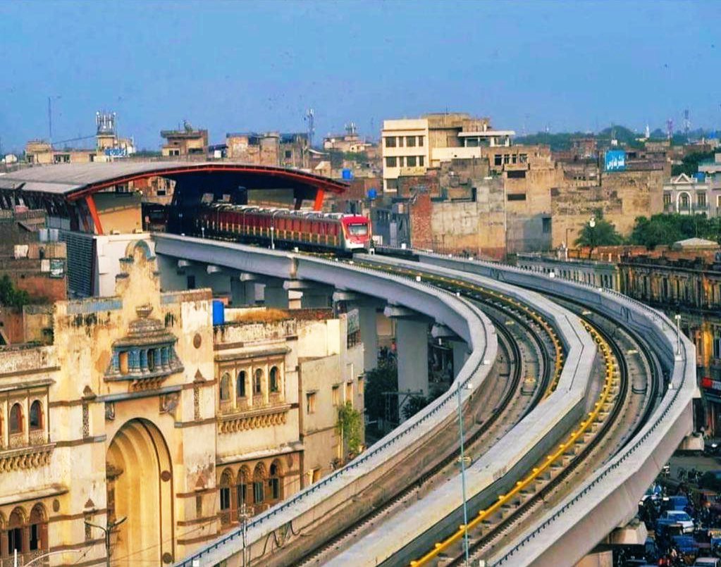 What’s done is done alas. Criminal though to have mounted this necessary mass transit public system smack opposite a heritage structure. Talk of brazenly disfiguring a heritage facade by blocking its views. #McleodRoad #LakshmiChowk #Lahore #OrangeLine @peterfrankopan