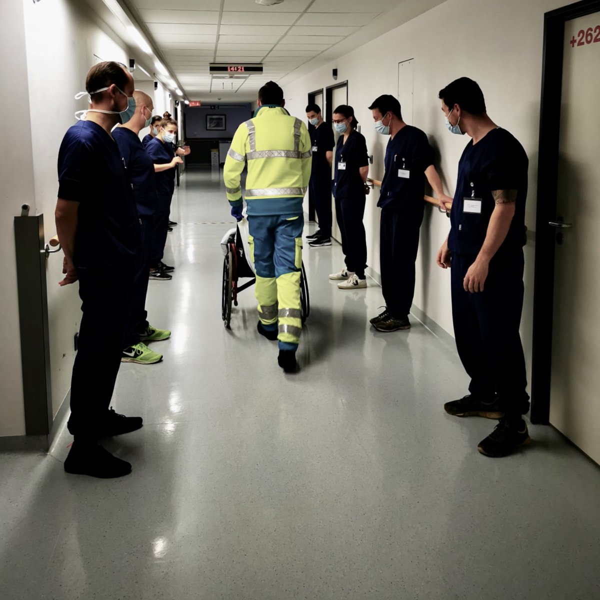 De allerlaatste COVID patiënt verlaat in IHC #Brussel de afdeling waar onze medewerkers gedurende drie weken het beste van zichzelf hebben gegeven. #congratulations #hardworkalwayspaysoff #COVID19BELDEF #samentegencorona #PlusFortsEnsemble #teamwork