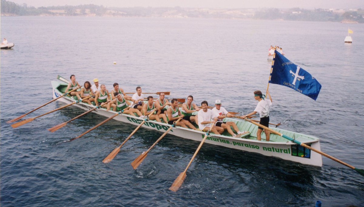 SerAsturianu's tweet photo. Les traineres popularizáronse nel #Cantábricu nel sieglu XVIII pa la pesca de sardina. La necesidá de remar apriesa pa rular los primeros y al meyor preciu dio en rivalidaes, tresformaes güei en deporte en puertos asturianos como #Castripol, #Navia, #Lluanco o Sotu'l Barcu 🚣🐟 https://t.co/hBytyPvE3y