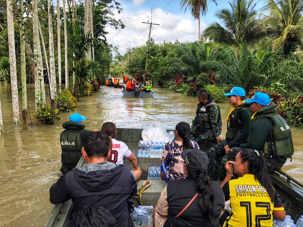 armypr_news's tweet photo. กองพลทหารราบที่5 ยังคงช่วยเหลือผู้ประสบอุทกภัย แจกจ่ายอาหาร น้ำดื่ม  ต.เขาโร อ.ทุ่งสง จ.นครศรีธรรมราช #น้ำท่วมใต้ #กองทัพภาคที่4 https://t.co/pTvCb9qRTZ
