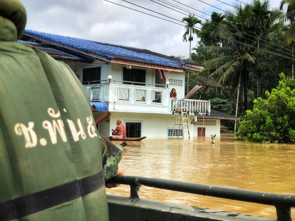 armypr_news's tweet photo. กองพลทหารราบที่5 ยังคงช่วยเหลือผู้ประสบอุทกภัย แจกจ่ายอาหาร น้ำดื่ม  ต.เขาโร อ.ทุ่งสง จ.นครศรีธรรมราช #น้ำท่วมใต้ #กองทัพภาคที่4 https://t.co/pTvCb9qRTZ