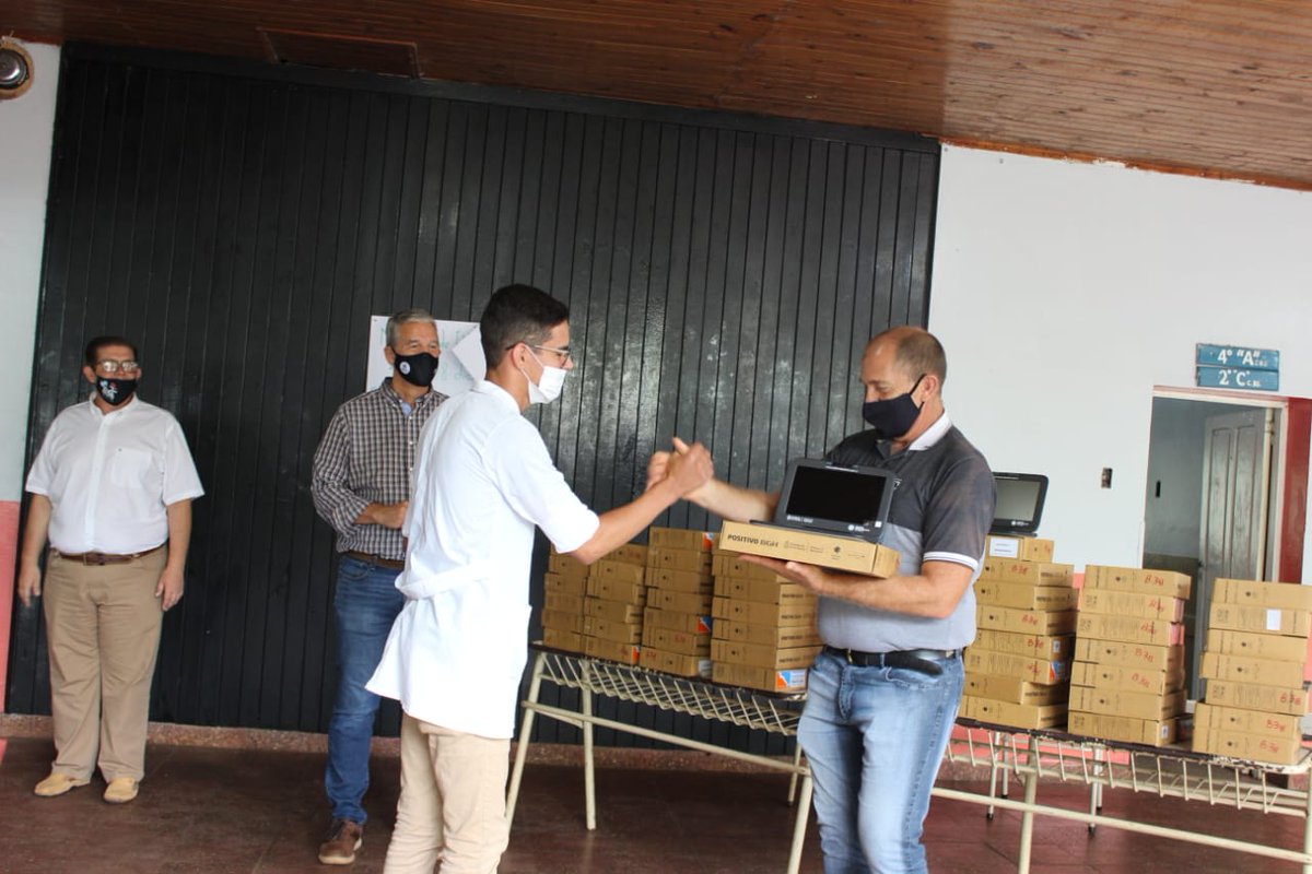 miguel_sedoff's tweet photo. Entregamos netbooks a los estudiantes, acompañados por los técnicos de la @direcciondeTIC que se encargaron de la logística. También tuvimos la oportunidad de hablar con los estudiantes, que son el centro de todas nuestras acciones educativas. https://t.co/eAZ4P6aHg0