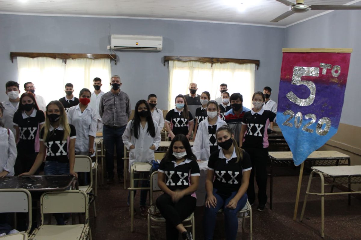miguel_sedoff's tweet photo. Entregamos netbooks a los estudiantes, acompañados por los técnicos de la @direcciondeTIC que se encargaron de la logística. También tuvimos la oportunidad de hablar con los estudiantes, que son el centro de todas nuestras acciones educativas. https://t.co/eAZ4P6aHg0