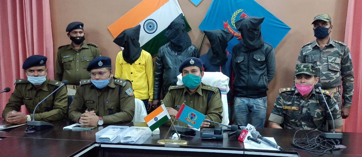 GIRIDIHPOLICE's tweet photo. गुरुवार को पुलिस टीम ने गुप्त सूचना के आधार पर 4 साईबर अपराधियों को गिरफ्तार किया गया।  सुमन शर्मा व कुणाल कुमार गुप्ता को गांडेय और महेंद्र मंडल व दिनेश मंडल को जामताड़ा से गिरफ्तार किया गया।आईपीएस प्रशिक्षु हरीश बीन जमा ने प्रेसवार्ता कर दी जानकारी। @JharkhandPolice https://t.co/6Kx4pqt5lQ