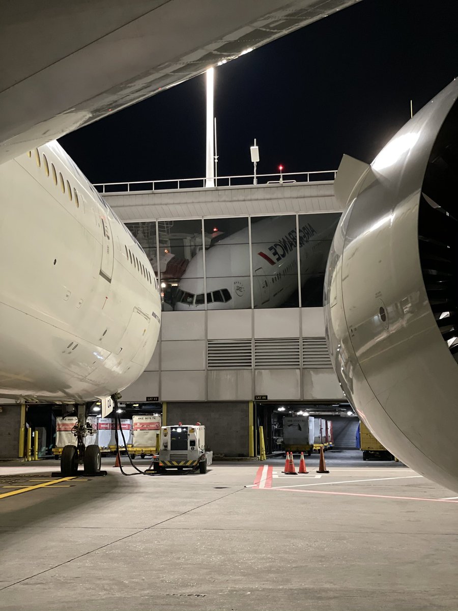 VHanrion's tweet photo. Notre avion au terminal 1 de JFK, prêt pour le vol retour. #AirFrance #AF007 https://t.co/tjPZDliuu2