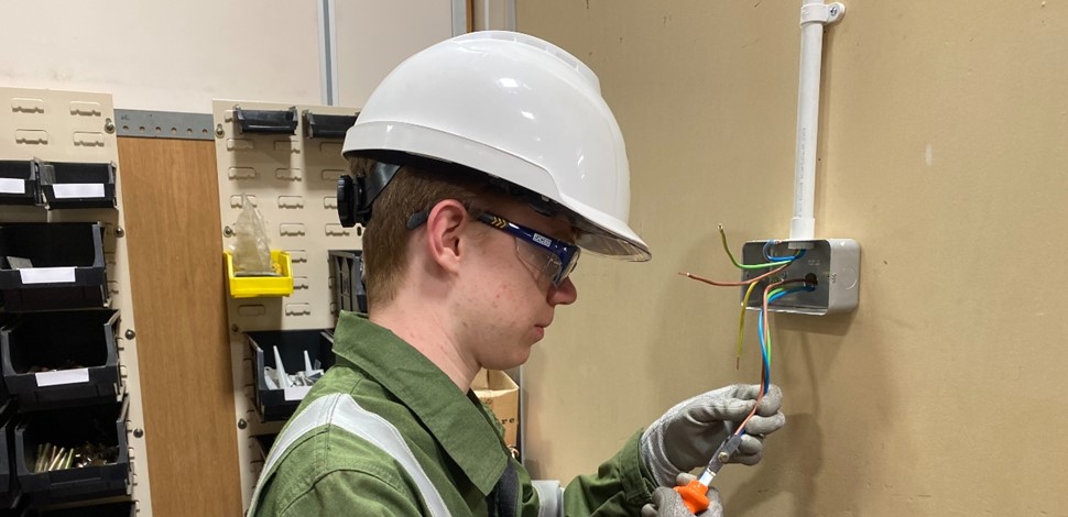 FVCollege's tweet photo. .@SPEnergyNetwork have snapped up a former engineering student for their Modern Apprenticeship programme. Callum recently completed a Pre-Apprenticeship in Engineering with us 👏 Find out more here ➡️ https://t.co/u9leBw2VAu #LoveScotlandsColleges💜 https://t.co/gkxX8O0a8d