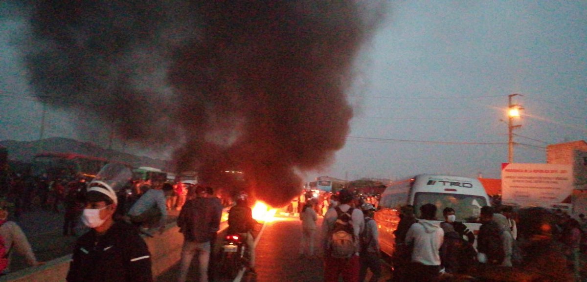 LuisPesantes's tweet photo. Bloquean desde la madrugada de hoy jueves la Panamericana Norte en Virú, La Libertad. https://t.co/nJfeENg5dI