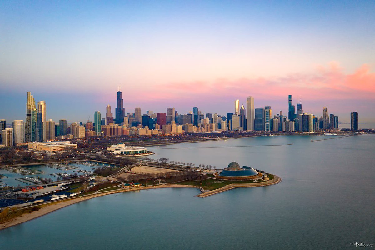 barrybutler9's tweet image. On Illinois&apos; 202nd birthday, here is Chicago this morning along the lakefront.  #sunrise #chicago #news #ilwx #weather