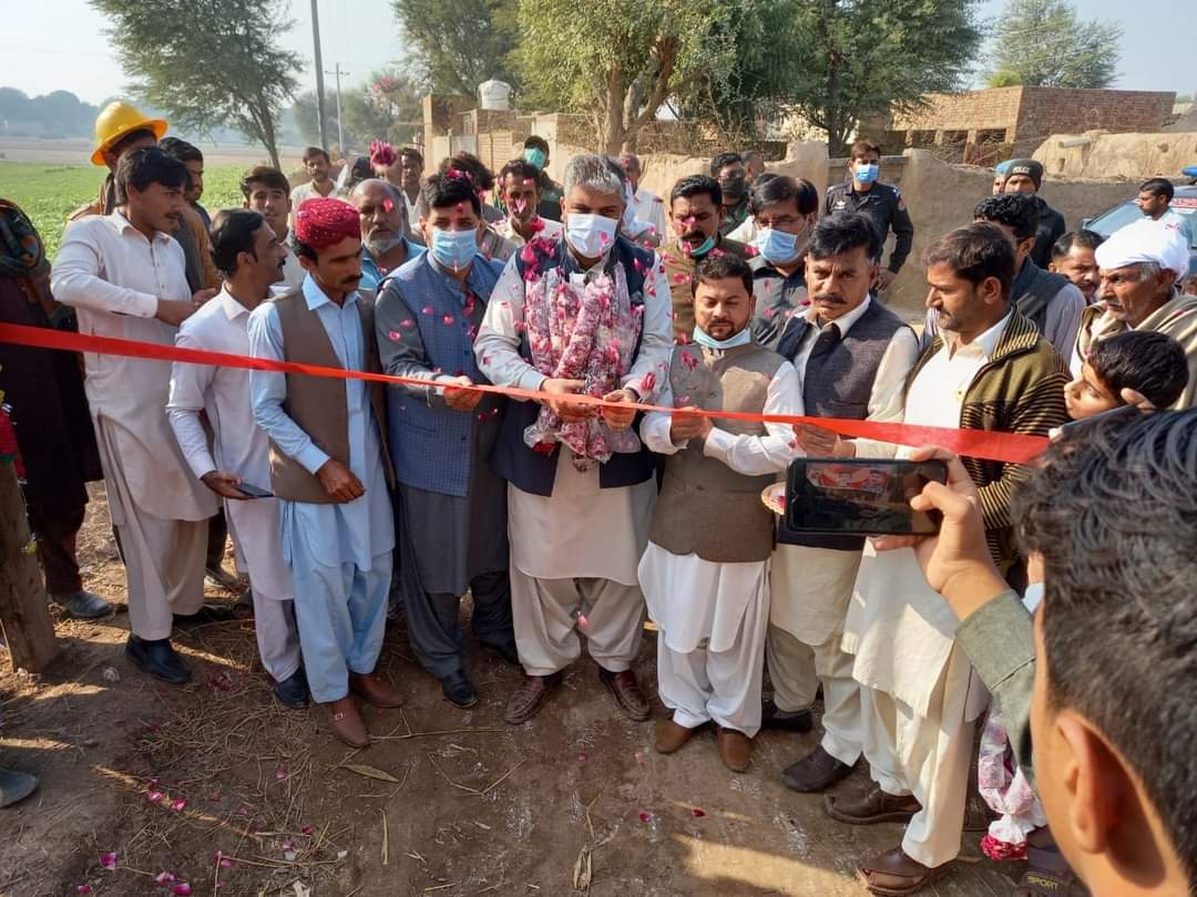 TeamZHQ's tweet photo. مخدومزادہ زین حسین قریشی نے این اے 157 ملتان میں مختلف منصوبوں کا افتتاح کیا۔ انہوں نے سیتل ماڑی، چک 11 ایم آر، 19 ایم آر کے علاقوں میں بجلی فراہمی منصوبوں کا افتتاح کیا اور علاقہ مکینوں سے ملاقاتیں کیں۔  عوام نے منصوبوں کی فراہمی پر  زین حسین قریشی کا شکریہ ادا کیا۔
@ZainHQ #PTI https://t.co/FDIFEhqw6R