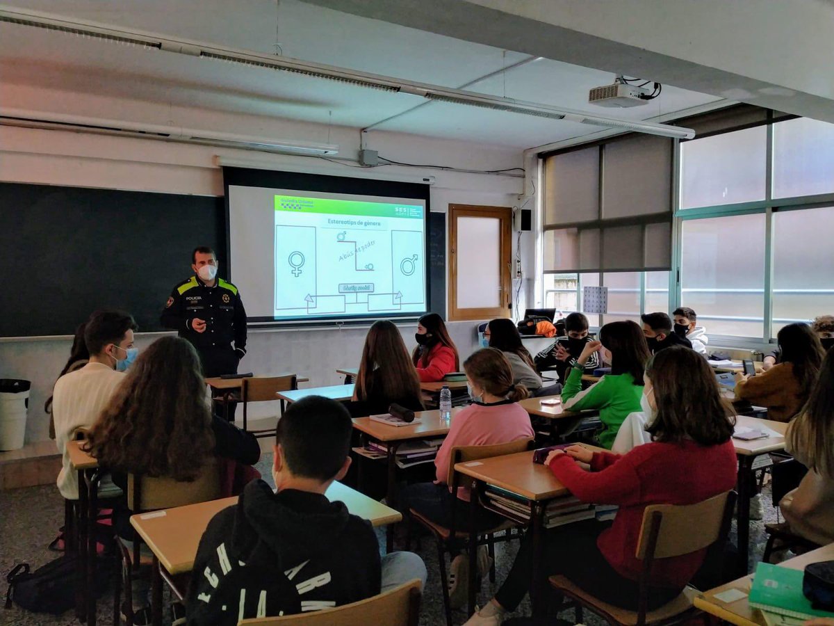 SalleHorta's tweet photo. Avui els nostres alumnes de 1r BAT han assistit a un taller sobre violència de gènere impartit per la Guàrdia Urbana.

#ITuQuèTries #LaSalleEtTriaATu #SomLaSalle #MiraMésEnllà #lasallehorta #sallehorta @apasor_bcn https://t.co/CoKP8Rad8y