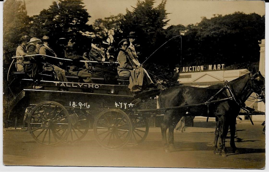Christmas Sunday Pic
1)
TALLY HO!
Taken on the 18 September 1916
Isn't it a splendid photo!😍🐴
'Auction Mart'
Wonder where it was taken?🤔🐴
#OldPhotos #FamilyHistory #FashionHistory #HorseAndCarriage