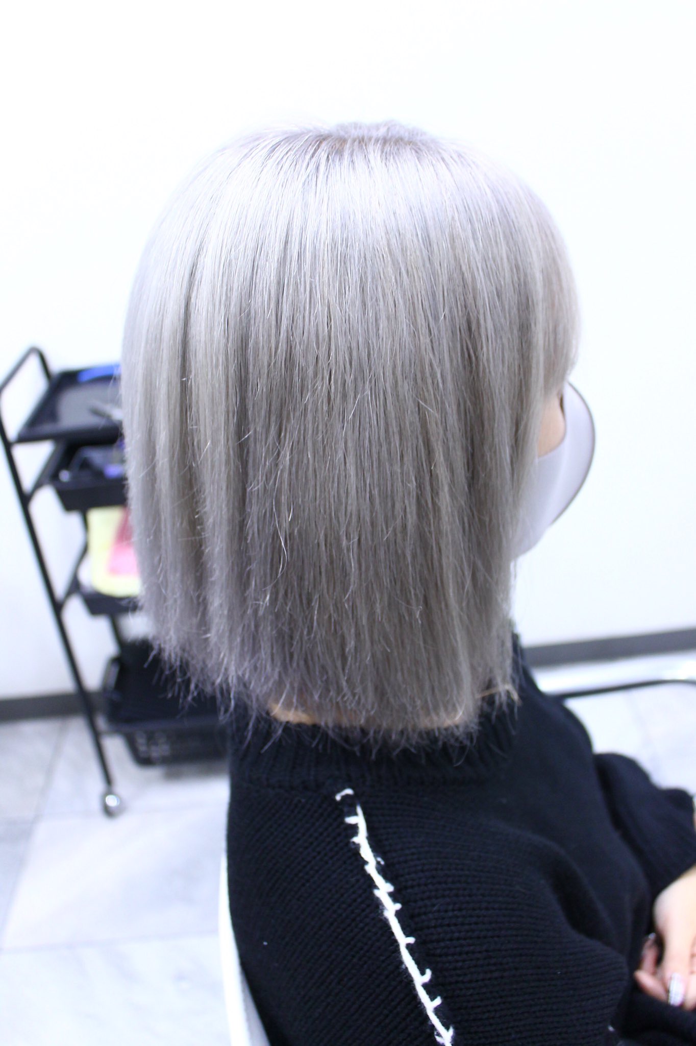 ストロベリーロックス 赤羽カラー専門店 本日のヘアカラー ハイトーンのホワイトシルバー ホワイト系は男女共に人気のカラーだけどハードルが高い分やりたくてもなかなか出来ない人も ホワイトブリーチ２回からの黄味を抑えてもう一度色を入れて完成