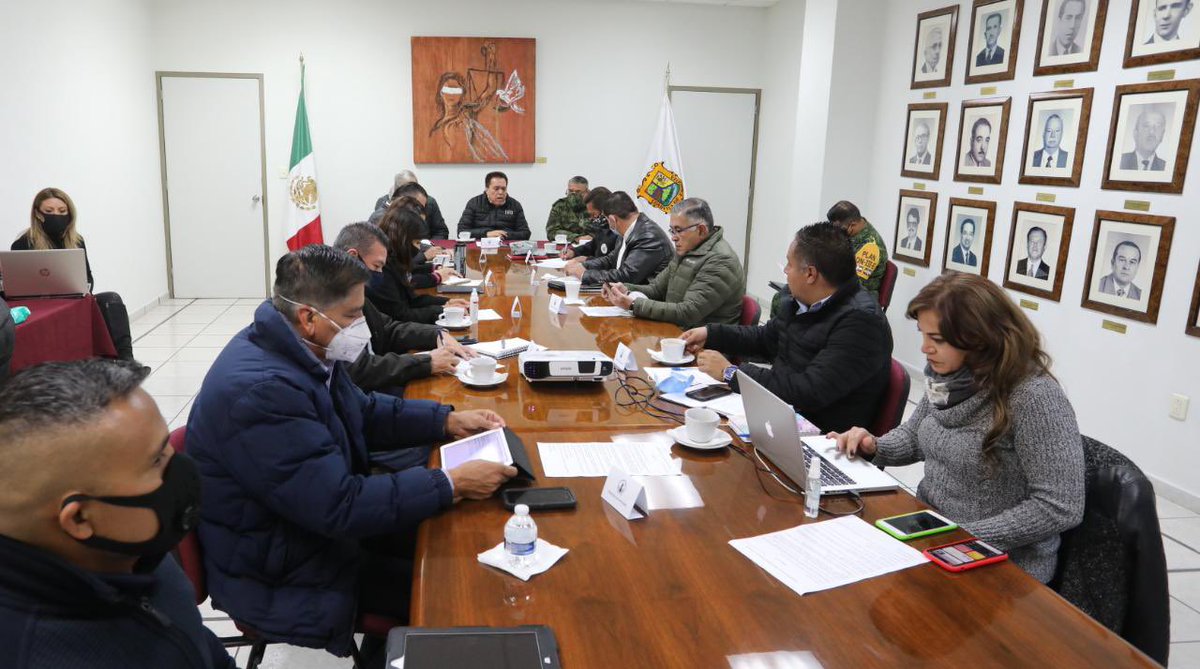 Siguiendo las instrucciones del Gobernador <a href="/mrikelme/">Miguel Riquelme</a>, iniciamos el día trabajando en la Mesa de Coordinación para la Construcción de la Paz, comprometidos a seguir fortaleciendo la seguridad en las cinco regiones para garantizar la paz y bienestar de las y los coahuilenses.