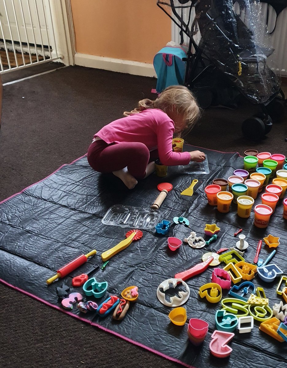 ZoeMeredith5's tweet photo. Thea and mummy have been busy with play doh this afternoon. Instead of hunting for numbers we made things out of play doh, cut out numbers 1-5, then matched the numbers. We had 1 heart cupcake, 2 pumpkin cakes, 3 colourful hotdogs, 4 tools and 5 teddys @MonksAbbeyFS1 https://t.co/4r5IyLxjIt