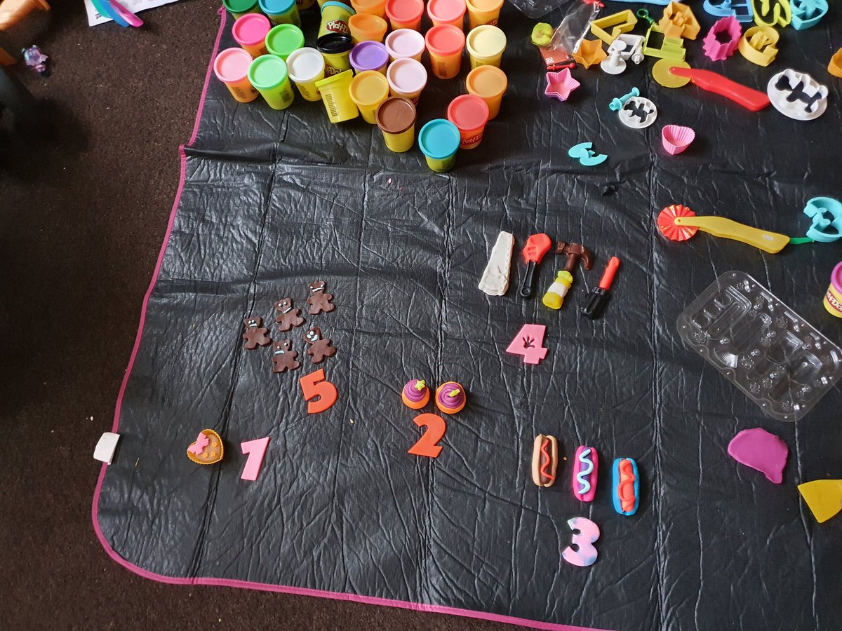 ZoeMeredith5's tweet photo. Thea and mummy have been busy with play doh this afternoon. Instead of hunting for numbers we made things out of play doh, cut out numbers 1-5, then matched the numbers. We had 1 heart cupcake, 2 pumpkin cakes, 3 colourful hotdogs, 4 tools and 5 teddys @MonksAbbeyFS1 https://t.co/4r5IyLxjIt