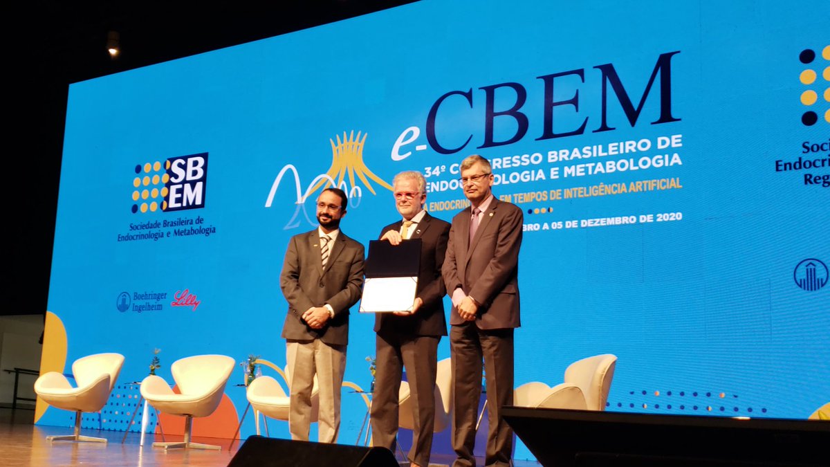 endocrinologia's tweet photo. Nesta quinta-feira, no e-CBEM 2020, o Dr. Aart J van der lely recebeu o prêmio "Luiz Cesar Povoa". A entrega foi feita pelo Dr. @cesarluizbogu, vice-presidente da SBEM 
 e Dr. Rodrigo Moreira, presidente da SBEM 
#sbem #cbem2020 https://t.co/sSG9ODI4wd