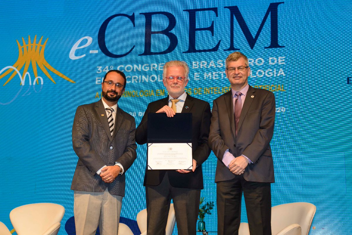 endocrinologia's tweet photo. Nesta quinta-feira, no e-CBEM 2020, o Dr. Aart J van der lely recebeu o prêmio "Luiz Cesar Povoa". A entrega foi feita pelo Dr. @cesarluizbogu, vice-presidente da SBEM 
 e Dr. Rodrigo Moreira, presidente da SBEM 
#sbem #cbem2020 https://t.co/sSG9ODI4wd