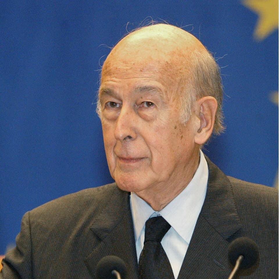 #ValeryGiscarddEstaing #disparition 
La région <a href="/auvergnerhalpes/">Auvergne-Rhône-Alpes</a> perd un grand président et un grand homme et la #France un président de la République moderne et visionnaire. J’adresse mes condoléances à toute sa famille et notamment à <a href="/LGiscardEstaing/">Louis Giscard d'Estaing</a>