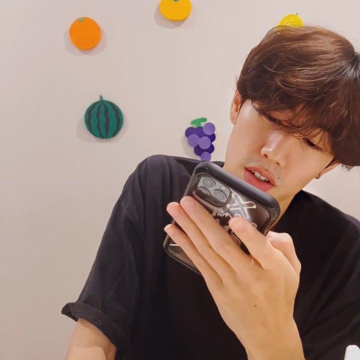 ilyreves's tweet photo. ───── ❝ 𝐬𝐮𝐫𝐯𝐞𝐲 ❞ ─────

Joy confessed to Mark but there's no progress in their relationship since he doesn't like her back.

Wanting to talk to him but don't know what to say, she resorted on making a survey for him to answer.

— a #MarkJoy Short AU https://t.co/Z28m9TMfr2