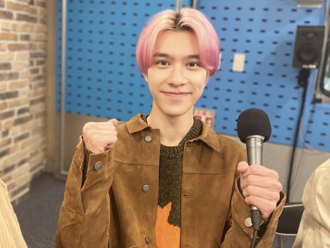 in conclusion i love pink haired hendery
