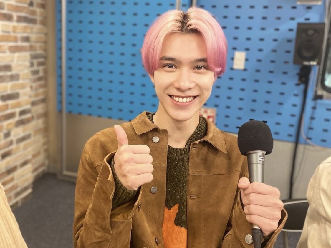 in conclusion i love pink haired hendery