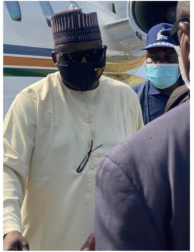 jr_kabara's tweet photo. The fugitive Maina extradited from Niger Republic like a King.
#Mainagate
https://t.co/FF1YKaAKWa